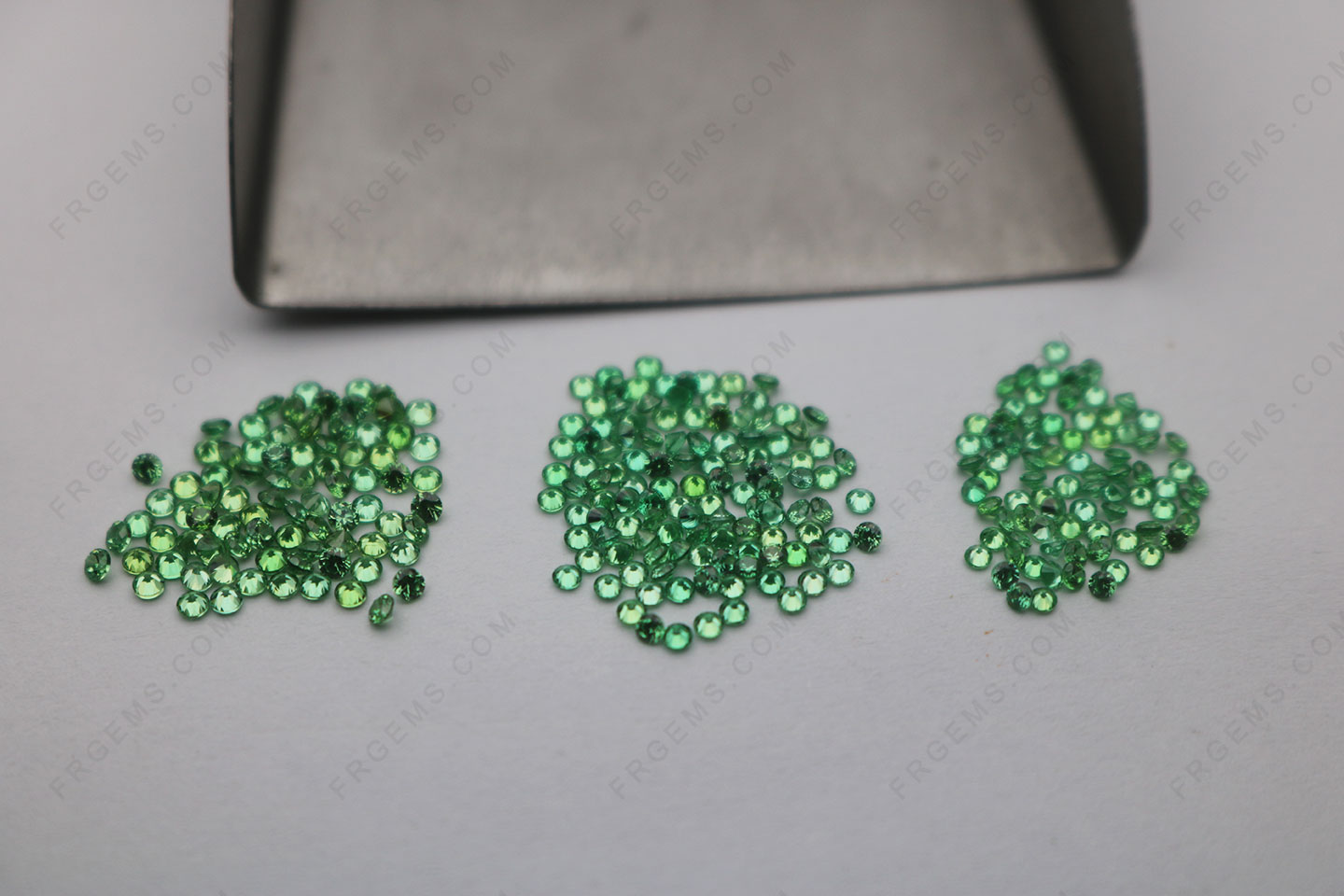 Loose Cubic zirconia Green Color Light shade Round faceted Small melee 1.4mm 1.5mm 1.6mm Zirconia Gemstones Suppliers