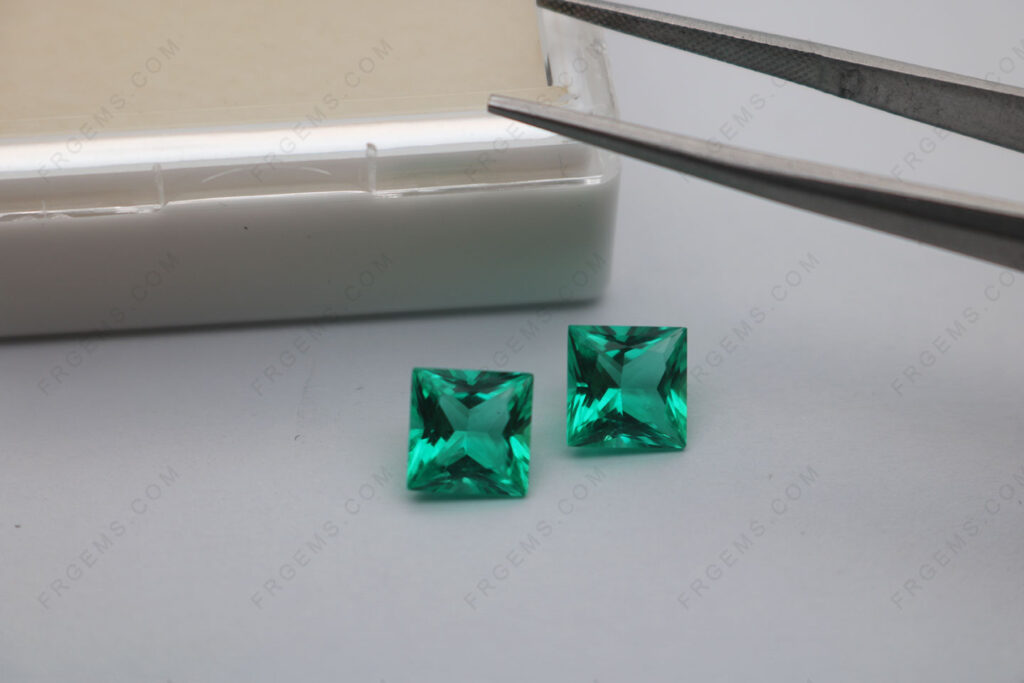 Lab-Emerald-Green-Colombia-Green-color-Square-princess-cut-7x7mm-Loose-Gemstones-Suppliers-in-China-IMG_7673