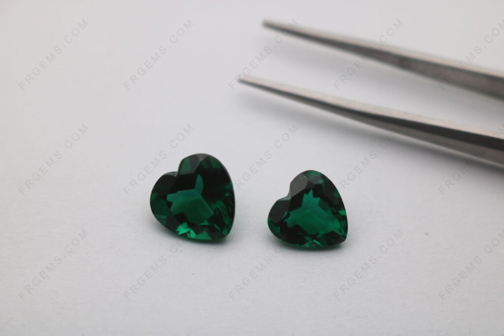 Lab-Emerald-Zambia-Green-color-Heart-Shape-faceted-10x10mm-and-9x9mm-Loose-Gemstones-Suppliers-in-China-IMG_7699