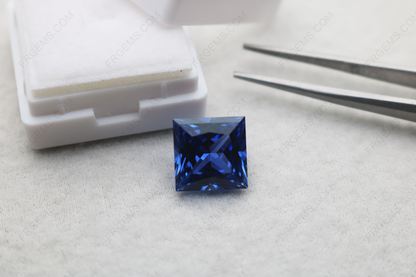 Lab Grown Royal Blue Sapphire Color Square Princess cut 11x11mm gemstones China Manufacturer